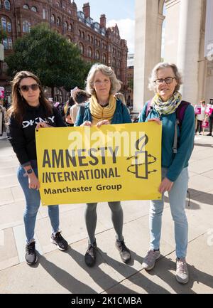 Manchester, Großbritannien. 17. September 2022. Mitglieder der Manchester Group von Amnesty International. Demonstranten auf dem Manchester St. Peters Square versammeln sich zum National Day, um auf Chris Kaba, 24, aufmerksam zu machen, der am 5.. September von einer bewaffneten Met Police Einheit nach einer Verfolgungsjagd in Streatham, Süd-London, getötet wurde. Eine Untersuchung durch das unabhängige Büro für Polizeiverhalten ergab, dass er nicht bewaffnet war. Sobald der IOPC seine Ermittlungen abgeschlossen hat, kann es zu einer weiteren Verzögerung kommen, während die Staatsanwälte entscheiden, ob sie Anklage erheben oder nicht. Wenn keine Gebühren folgen, wird eine Anfrage erwartet, die ebenfalls AC wird Stockfoto