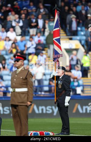 Sheffield, Großbritannien. 17. September 2022. Ein Militärmitglied vor dem Spiel der Sky Bet League 1 Sheffield Wednesday gegen Ipswich Town in Hillsborough, Sheffield, Großbritannien, 17.. September 2022 (Foto von Simon Bissett/News Images) in Sheffield, Großbritannien am 9/17/2022. (Foto von Simon Bissett/News Images/Sipa USA) Quelle: SIPA USA/Alamy Live News Stockfoto