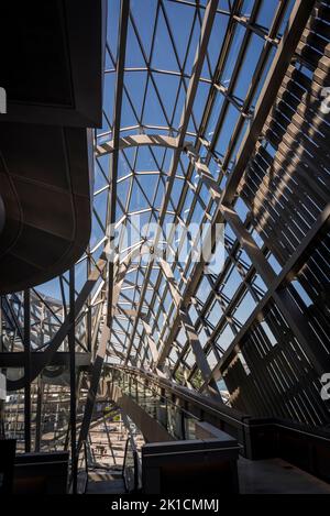 Innenstruktur des Daches im Confluence Museum, einem Wissenschaftszentrum und Anthropologiemuseum, das 2014 in Lyon, Frankreich, eröffnet wurde Stockfoto