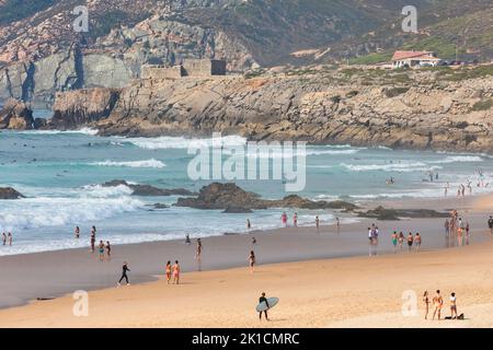 Praia do Guincho oder Guincho Beach, Lissabon District, Portugiesische Riviera, Portugal. Im Hintergrund ist das Forte do Guincho aus dem 17.. Jahrhundert, oder Guincho Stockfoto