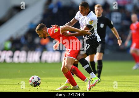 Nick Freeman von Wycombe Wanderers kämpft mit Nathaniel Mendez-Laing von Derby County während des Sky Bet League 1-Spiels zwischen Derby County und Wycombe Wanderers am Samstag, 17.. September 2022 im Pride Park, Derby. Stockfoto