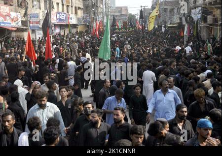 Hyderabad, Pakistan. 17. September 2022. Schiitische Trauernde des Imam Hussain (A.S) nehmen an Trauerprozessionen im Zusammenhang mit dem 40.-tägigen Chehlum-e-Hazrat Imam Hussain (A.S), dem Enkel des Propheten Mohammed (PBUH), Teil, der am Samstag, dem 17. September 2022 in Hyderabad stattfand. Kredit: Asianet-Pakistan/Alamy Live Nachrichten Stockfoto