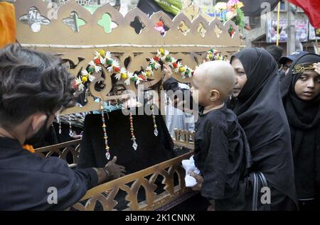 Hyderabad, Pakistan. 17. September 2022. Schiitische Trauernde des Imam Hussain (A.S) nehmen an Trauerprozessionen im Zusammenhang mit dem 40.-tägigen Chehlum-e-Hazrat Imam Hussain (A.S), dem Enkel des Propheten Mohammed (PBUH), Teil, der am Samstag, dem 17. September 2022 in Hyderabad stattfand. Kredit: Asianet-Pakistan/Alamy Live Nachrichten Stockfoto