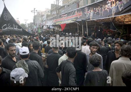 Hyderabad, Pakistan. 17. September 2022. Schiitische Trauernde des Imam Hussain (A.S) nehmen an Trauerprozessionen im Zusammenhang mit dem 40.-tägigen Chehlum-e-Hazrat Imam Hussain (A.S), dem Enkel des Propheten Mohammed (PBUH), Teil, der am Samstag, dem 17. September 2022 in Hyderabad stattfand. Kredit: Asianet-Pakistan/Alamy Live Nachrichten Stockfoto