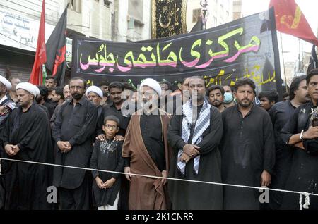 Hyderabad, Pakistan. 17. September 2022. Schiitische Trauernde des Imam Hussain (A.S) nehmen an Trauerprozessionen im Zusammenhang mit dem 40.-tägigen Chehlum-e-Hazrat Imam Hussain (A.S), dem Enkel des Propheten Mohammed (PBUH), Teil, der am Samstag, dem 17. September 2022 in Hyderabad stattfand. Kredit: Asianet-Pakistan/Alamy Live Nachrichten Stockfoto