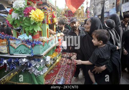 Hyderabad, Pakistan. 17. September 2022. Schiitische Trauernde des Imam Hussain (A.S) nehmen an Trauerprozessionen im Zusammenhang mit dem 40.-tägigen Chehlum-e-Hazrat Imam Hussain (A.S), dem Enkel des Propheten Mohammed (PBUH), Teil, der am Samstag, dem 17. September 2022 in Hyderabad stattfand. Kredit: Asianet-Pakistan/Alamy Live Nachrichten Stockfoto