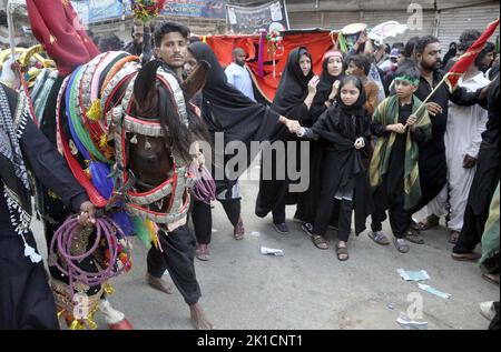 Hyderabad, Pakistan. 17. September 2022. Schiitische Trauernde des Imam Hussain (A.S) nehmen an Trauerprozessionen im Zusammenhang mit dem 40.-tägigen Chehlum-e-Hazrat Imam Hussain (A.S), dem Enkel des Propheten Mohammed (PBUH), Teil, der am Samstag, dem 17. September 2022 in Hyderabad stattfand. Kredit: Asianet-Pakistan/Alamy Live Nachrichten Stockfoto