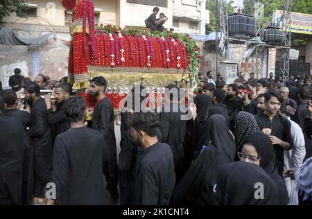 Hyderabad, Pakistan. 17. September 2022. Schiitische Trauernde des Imam Hussain (A.S) nehmen an Trauerprozessionen im Zusammenhang mit dem 40.-tägigen Chehlum-e-Hazrat Imam Hussain (A.S), dem Enkel des Propheten Mohammed (PBUH), Teil, der am Samstag, dem 17. September 2022 in Hyderabad stattfand. Kredit: Asianet-Pakistan/Alamy Live Nachrichten Stockfoto