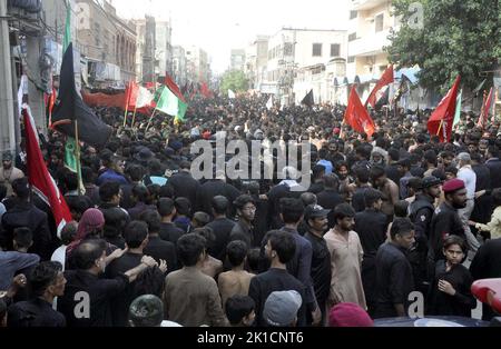 Hyderabad, Pakistan. 17. September 2022. Schiitische Trauernde des Imam Hussain (A.S) nehmen an Trauerprozessionen im Zusammenhang mit dem 40.-tägigen Chehlum-e-Hazrat Imam Hussain (A.S), dem Enkel des Propheten Mohammed (PBUH), Teil, der am Samstag, dem 17. September 2022 in Hyderabad stattfand. Kredit: Asianet-Pakistan/Alamy Live Nachrichten Stockfoto