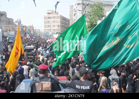 Hyderabad, Pakistan. 17. September 2022. Schiitische Trauernde des Imam Hussain (A.S) nehmen an Trauerprozessionen im Zusammenhang mit dem 40.-tägigen Chehlum-e-Hazrat Imam Hussain (A.S), dem Enkel des Propheten Mohammed (PBUH), Teil, der am Samstag, dem 17. September 2022 in Hyderabad stattfand. Kredit: Asianet-Pakistan/Alamy Live Nachrichten Stockfoto