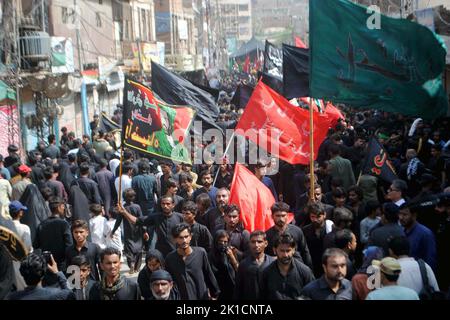 Hyderabad, Pakistan. 17. September 2022. Schiitische Trauernde des Imam Hussain (A.S) nehmen an Trauerprozessionen im Zusammenhang mit dem 40.-tägigen Chehlum-e-Hazrat Imam Hussain (A.S), dem Enkel des Propheten Mohammed (PBUH), Teil, der am Samstag, dem 17. September 2022 in Hyderabad stattfand. Kredit: Asianet-Pakistan/Alamy Live Nachrichten Stockfoto