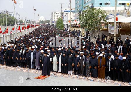 Hyderabad, Pakistan. 17. September 2022. Schiitische Muslime beten Zohrain während der Trauerprozessionen im Zusammenhang mit dem 40.-tägigen Chehlum-e-Hazrat Imam Hussain (A.S), dem Enkel des Propheten Mohammad (PBUH), am Samstag, dem 17. September 2022, an der Straße M.A. Jinnah in Karachi. Kredit: Asianet-Pakistan/Alamy Live Nachrichten Stockfoto