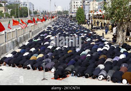 Hyderabad, Pakistan. 17. September 2022. Schiitische Muslime beten Zohrain während der Trauerprozessionen im Zusammenhang mit dem 40.-tägigen Chehlum-e-Hazrat Imam Hussain (A.S), dem Enkel des Propheten Mohammad (PBUH), am Samstag, dem 17. September 2022, an der Straße M.A. Jinnah in Karachi. Kredit: Asianet-Pakistan/Alamy Live Nachrichten Stockfoto