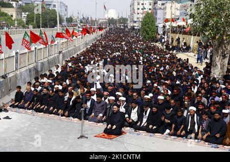 Hyderabad, Pakistan. 17. September 2022. Schiitische Muslime beten Zohrain während der Trauerprozessionen im Zusammenhang mit dem 40.-tägigen Chehlum-e-Hazrat Imam Hussain (A.S), dem Enkel des Propheten Mohammad (PBUH), am Samstag, dem 17. September 2022, an der Straße M.A. Jinnah in Karachi. Kredit: Asianet-Pakistan/Alamy Live Nachrichten Stockfoto