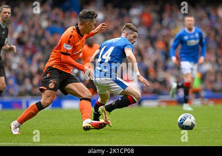 Glasgow, Großbritannien. 17.. September 2022. Liam Smith von Dundee Utd und Ryan Kent von den Rangers beim Cinch Premiership-Spiel im Ibrox Stadium, Glasgow. Bildnachweis sollte lauten: Neil Hanna / Sportimage Stockfoto