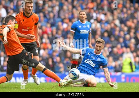 Glasgow, Großbritannien. 17.. September 2022. Liam Smith von Dundee Utd und Charlie McCann von den Rangers während des Cinch Premiership-Spiels im Ibrox Stadium, Glasgow. Bildnachweis sollte lauten: Neil Hanna / Sportimage Stockfoto