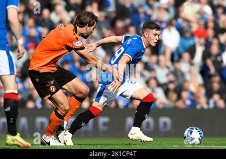 Glasgow, Großbritannien. 17.. September 2022. Charlie Mulgrew von Dundee Utd und Charlie McCann von den Rangers während des Cinch Premiership-Spiels im Ibrox Stadium, Glasgow. Bildnachweis sollte lauten: Neil Hanna / Sportimage Stockfoto