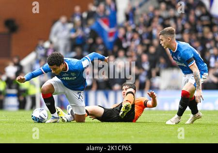 Glasgow, Großbritannien. 17.. September 2022. Malik Tillman von den Rangers und Ian Harkes von Dundee Utd und Charlie McCann von den Rangers während des Cinch Premiership-Spiels im Ibrox Stadium, Glasgow. Bildnachweis sollte lauten: Neil Hanna / Sportimage Stockfoto