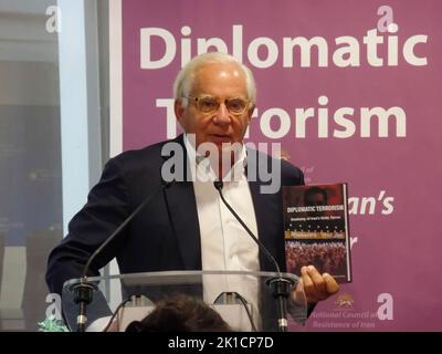 Brüssel, Belgien. 16. September 2022. Der ehemalige US-Senator Robert Torricelli stellt das Buch während der Konferenz vor. Der Nationale Widerstandsrat des Iran (NCRI) hat ein neues Buch "Diplomatischer Terrorismus, Anatomie des iranischen Staatsterrors" veröffentlicht, das die Details eines vereitelten Bombenanschlags des iranischen Regimes ans Licht bringt, der zum Zentrum eines globalen Konflikts geworden ist. Kredit: SOPA Images Limited/Alamy Live Nachrichten Stockfoto