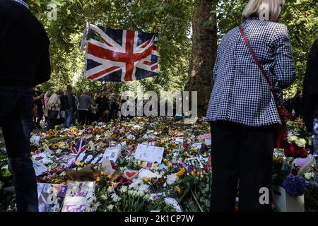 London, Großbritannien. 17. September 2022. Die Menschen sehen sich Blumengebete für die britische Königin Elizabeth nach ihrem Tod am 17. September 2022 im Green Park in London, Großbritannien, an. Foto von Thibaud Moritz/ABACAPRESS.COM Quelle: Abaca Press/Alamy Live News Stockfoto