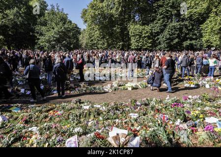 London, Großbritannien. 17. September 2022. Die Menschen sehen sich Blumengebete für die britische Königin Elizabeth nach ihrem Tod am 17. September 2022 im Green Park in London, Großbritannien, an. Foto von Thibaud Moritz/ABACAPRESS.COM Quelle: Abaca Press/Alamy Live News Stockfoto