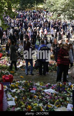 London, Großbritannien. 17. September 2022. Die Menschen sehen sich Blumengebete für die britische Königin Elizabeth nach ihrem Tod am 17. September 2022 im Green Park in London, Großbritannien, an. Foto von Thibaud Moritz/ABACAPRESS.COM Quelle: Abaca Press/Alamy Live News Stockfoto