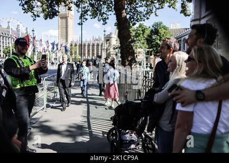 London, Großbritannien. 17. September 2022. Die Menschen sehen sich Blumengebete für die britische Königin Elizabeth nach ihrem Tod am 17. September 2022 im Green Park in London, Großbritannien, an. Foto von Thibaud Moritz/ABACAPRESS.COM Quelle: Abaca Press/Alamy Live News Stockfoto