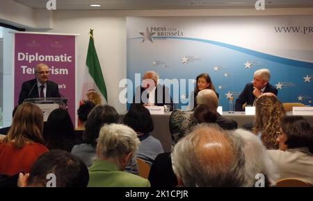 Brüssel, Belgien. 16. September 2022. Der Vorsitzende des Ausschusses für auswärtige Angelegenheiten des NCRI, Mohammad Mohaddessin (L), spricht während der Konferenz. Der Nationale Widerstandsrat des Iran (NCRI) hat ein neues Buch "Diplomatischer Terrorismus, Anatomie des iranischen Staatsterrors" veröffentlicht, das die Details eines vereitelten Bombenanschlags des iranischen Regimes ans Licht bringt, der zum Zentrum eines globalen Konflikts geworden ist. (Foto von Siavosh Hosseini/SOPA Images/Sipa USA) Quelle: SIPA USA/Alamy Live News Stockfoto