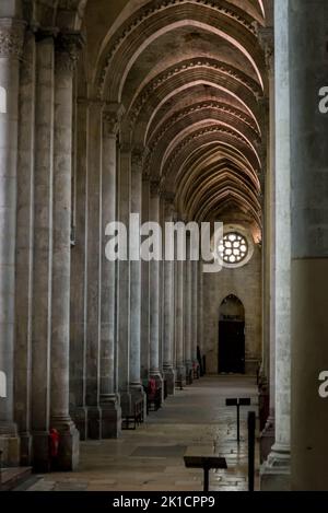 Seitenschiff in der Kathedrale von Vienne, einer mittelalterlichen römisch-katholischen Kirche, die Saint Maurice, Vienne, Frankreich, gewidmet ist Stockfoto