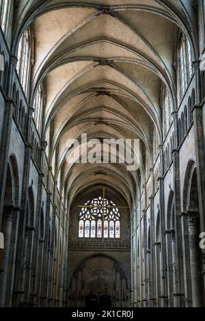 Seitenschiff und Decke in der Kathedrale von Vienne, einer mittelalterlichen römisch-katholischen Kirche, die Saint Maurice, Vienne, Frankreich, gewidmet ist Stockfoto