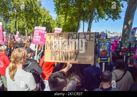 London, England, Großbritannien. 17. September 2022. Ein Protestler hält ein Plakat mit der Aufschrift „der Polizeimord ohne Straflosigkeit“. Demonstranten versammelten sich vor dem New Scotland Yard und forderten Gerechtigkeit für Chris Kaba, der von der Polizei trotz unbewaffneter Waffen getötet und geschossen wurde. (Bild: © Vuk Valcic/ZUMA Press Wire) Bild: ZUMA Press, Inc./Alamy Live News Stockfoto