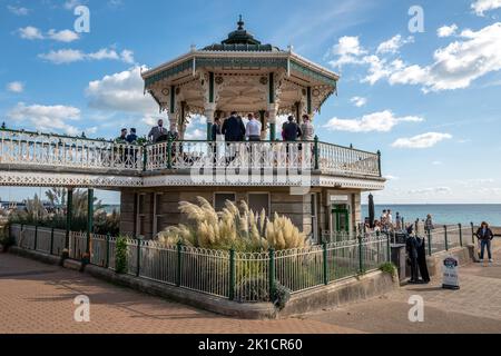 Brighton, 17. 2022. September: Eine Hochzeitsfeier auf dem Bandstand an der Strandpromenade von Brighton heute Nachmittag Stockfoto