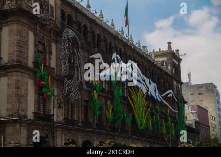 13. September 2022, Mexiko-Stadt, Mexiko: Die Hauptstraßen des historischen Zentrums sind vor den Feierlichkeiten des 21 mit nationalen Symbolen geschmückt Stockfoto