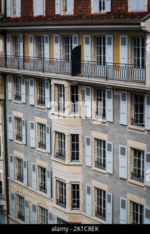 Fassade eines Wohnblocks aus dem 19.. Jahrhundert, in der Altstadt von Genf, Schweiz Stockfoto