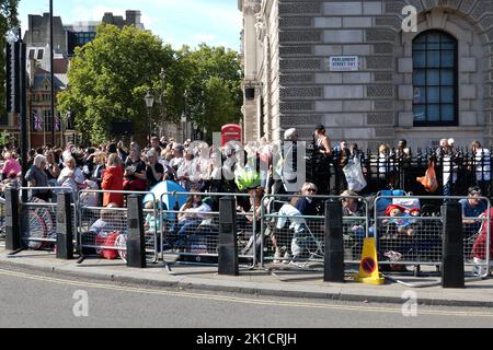 Tausende von Menschen zahlen dort der Queen in der Westminster Hall letzte Ehre. Eine Schlange von Menschen, die fast drei Meilen lang sind, bewegt sich allmählich vorwärts die Linie hat die Kapazität, sich für 10 Meilen zu strecken, aber es gibt keine Garantie, dass jeder, der sich ihr anschließt, am Sarg vorbei einsammeln kann. Menschen haben auch Lager vor Westminster U-Bahn-Station von denen, die die Beerdigung Prozession am Montag, 19. September sehen wollen eingerichtet und haben dort für Tage gezeltet, um sicherzustellen, dass sie einen Platz in der ersten Reihe ... Stockfoto