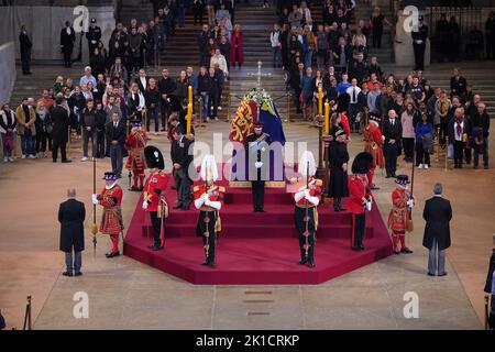 Die Enkelkinder von Königin Elizabeth II. (Im Uhrzeigersinn von vorne in der Mitte), der Prinz von Wales, Peter Phillips, James, Viscount Severn, Prinzessin Eugenie, Der Herzog von Sussex, Prinzessin Beatrice, Lady Louise Windsor und Zara Tindall halten eine Mahnwache neben dem Sarg ihrer Großmutter, der auf der Katafalque in der Westminster Hall, im Palace of Westminster, London, liegt. Bilddatum: Samstag, 17. September 2022. Stockfoto