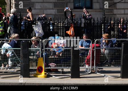 Tausende von Menschen zahlen dort der Queen in der Westminster Hall letzte Ehre. Eine Schlange von Menschen, die fast drei Meilen lang sind, bewegt sich allmählich vorwärts die Linie hat die Kapazität, sich für 10 Meilen zu strecken, aber es gibt keine Garantie, dass jeder, der sich ihr anschließt, am Sarg vorbei einsammeln kann. Menschen haben auch Lager vor Westminster U-Bahn-Station von denen, die die Beerdigung Prozession am Montag, 19. September sehen wollen eingerichtet und haben dort für Tage gezeltet, um sicherzustellen, dass sie einen Platz in der ersten Reihe ... Stockfoto