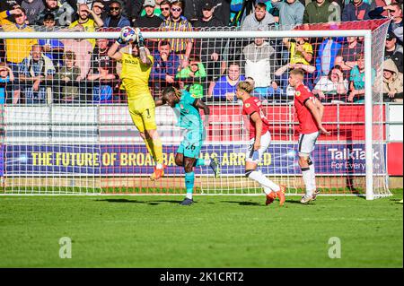 Tom King von Salford City rettet sich während des Sky Bet League 2-Spiels zwischen Salford City und Tranmere Rovers in Moor Lane, Salford, am Samstag, den 17.. September 2022. Stockfoto