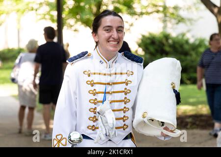 South Bend, Indiana, USA. 17. September 2022. Notre Dame Band Majorette während des Vorspiels der NCAA Fußballspiel-Action zwischen den California Golden Bears und der Notre Dame Fighting Irish im Notre Dame Stadium in South Bend, Indiana. John Mersits/CSM/Alamy Live News Stockfoto