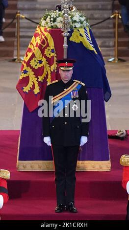 Der Prinz von Wales steht vor einer Mahnwache neben dem Sarg seiner Großmutter, Königin Elizabeth II., da er auf der Katafalque in der Westminster Hall, im Palace of Westminster, London, liegt. Bilddatum: Samstag, 17. September 2022. Stockfoto