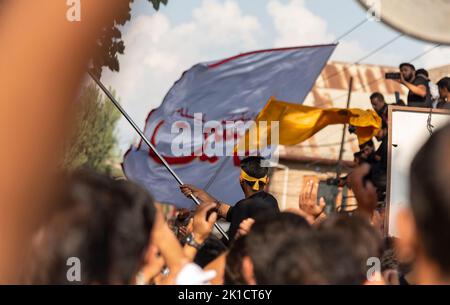 Srinagar, Indien. 17. September 2022. Schiitische Muslime winken während einer Arbaeen-Prozession in Srinagar religiöse Fahnen. Arbaeen (arabisch für 'vierzigst') markiert das Ende der 40-tägigen Trauerperiode nach Ashura, die an die Tötung des Enkels des Propheten Mohamed Imam Hussein ibn Ali durch die Truppen des Ummayad-Kalifen Yazid im Jahr 680 n. Chr. erinnert. Kredit: SOPA Images Limited/Alamy Live Nachrichten Stockfoto