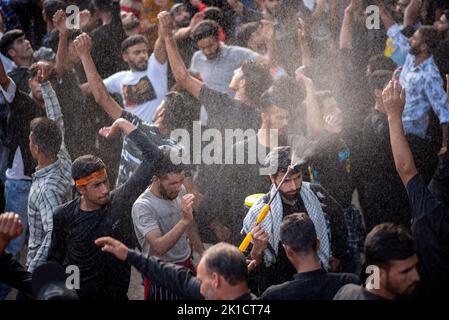 Srinagar, Indien. 17. September 2022. Schiitische Muslime schlugen ihre Brust während einer Arbaeen-Prozession in Srinagar. Arbaeen (arabisch für 'vierzigst') markiert das Ende der 40-tägigen Trauerperiode nach Ashura, die an die Tötung des Enkels des Propheten Mohamed Imam Hussein ibn Ali durch die Truppen des Ummayad-Kalifen Yazid im Jahr 680 n. Chr. erinnert. Kredit: SOPA Images Limited/Alamy Live Nachrichten Stockfoto