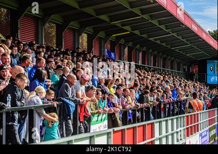 Fans beider Seiten beobachten die Schweigeminute für HM Queen Elizabeth 2. während des Spiels der Sky Bet League 2 zwischen Salford City und Tranmere Rovers in Moor Lane, Salford am Samstag, dem 17.. September 2022. Stockfoto