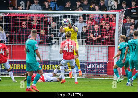 Tom King von Salford City rettet sich während des Sky Bet League 2-Spiels zwischen Salford City und Tranmere Rovers in Moor Lane, Salford, am Samstag, den 17.. September 2022. Stockfoto