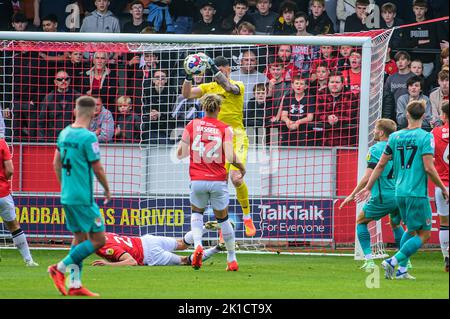 Tom King von Salford City rettet sich während des Sky Bet League 2-Spiels zwischen Salford City und Tranmere Rovers in Moor Lane, Salford, am Samstag, den 17.. September 2022. Stockfoto