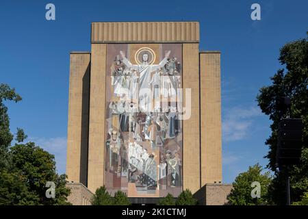 South Bend, Indiana, USA. 17. September 2022. Ein allgemeiner Blick auf die Hesburgh Library während der NCAA-Fußballspiel-Action zwischen den California Golden Bears und den Notre Dame Fighting Irish im Notre Dame Stadium in South Bend, Indiana. John Mersits/CSM/Alamy Live News Stockfoto