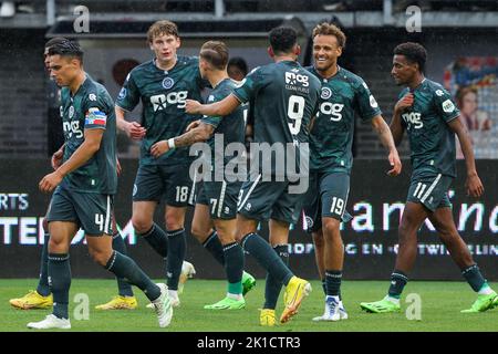 ROTTERDAM, NIEDERLANDE - SEPTEMBER 17: Ricardo Pepi vom FC Groningen, Liam van Gelderen vom FC Groningen feiert das erste Tor des Teams beim niederländischen Eredivisie-Spiel zwischen Sparta Rotterdam und dem FC Groningen am 17. September 2022 in Het Kasteel in Rotterdam, Niederlande (Foto: Hans van der Valk/Orange Picts) Stockfoto