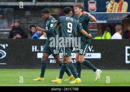 ROTTERDAM, NIEDERLANDE - SEPTEMBER 17: Ricardo Pepi vom FC Groningen, Liam van Gelderen vom FC Groningen feiert das erste Tor des Teams beim niederländischen Eredivisie-Spiel zwischen Sparta Rotterdam und dem FC Groningen am 17. September 2022 in Het Kasteel in Rotterdam, Niederlande (Foto: Hans van der Valk/Orange Picts) Stockfoto