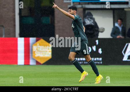 ROTTERDAM, NIEDERLANDE - 17. SEPTEMBER: Ricardo Pepi vom FC Groningen feiert das erste Tor des Teams beim niederländischen Eredivisie-Spiel zwischen Sparta Rotterdam und dem FC Groningen am 17. September 2022 in Het Kasteel in Rotterdam, Niederlande (Foto: Hans van der Valk/Orange Picts) Stockfoto