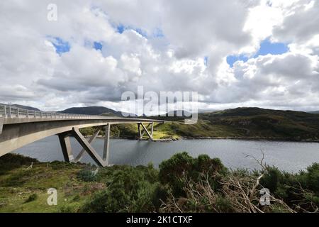 Die Kylesku Bridge an der Nordküste 500 führt durch Sutherland, Highland, Schottland, Großbritannien Stockfoto